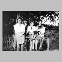 079-0083 Auf der Milchbank im Jahre 1942. Im Bild von links Helene Braeuer, geb. Goerke, Sohn Helmut, Emmi Goerke und Frida Goerke .jpg